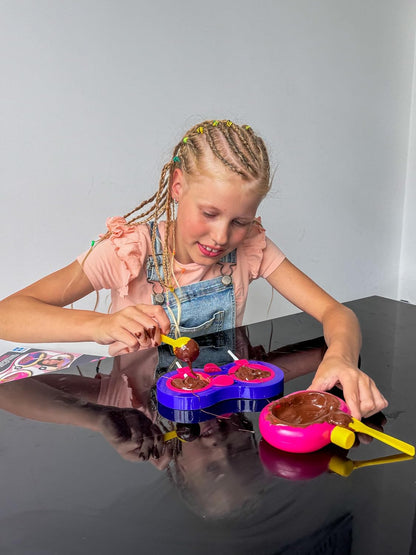 MegaBleu - CHOCOLADE LOLLY MAKER - Inclusief 4 vormen en tekststempels - Gemakkelijk chocolade smelten en knutselen - Maak gepersonaliseerde geschenken - Leuk en heerlijk - Cadeau idee voor 6+