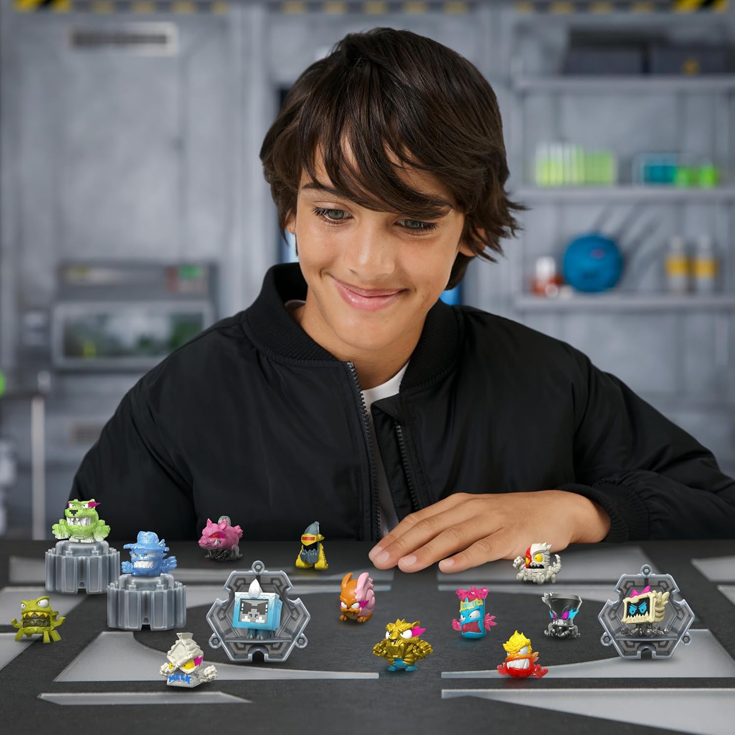 MrBeast Lab Swarms Hyper Fusion-serie, verzamel meer dan 100 unieke Hyper Fusion Swarms, Mega Lab-pakket bevat 14 microbeesten, 14 verzamelstickers en 4 fusiecappen om je eigen te bouwen