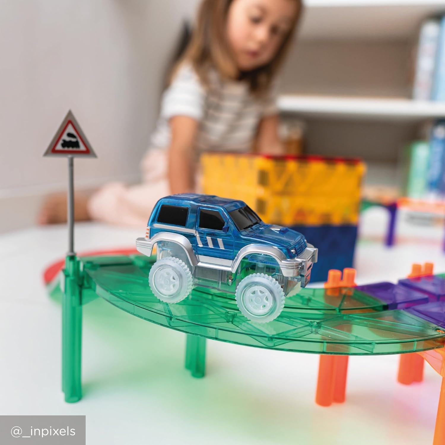 Cleverclixx 1 x racebaanauto, blauw, race track auto, blauw, 1 stuk, elektrische auto voor magnetische snelweg bouwpakket, compatibel speelgoed, lichtgevende koplampen, voor kinderen vanaf 3 jaar