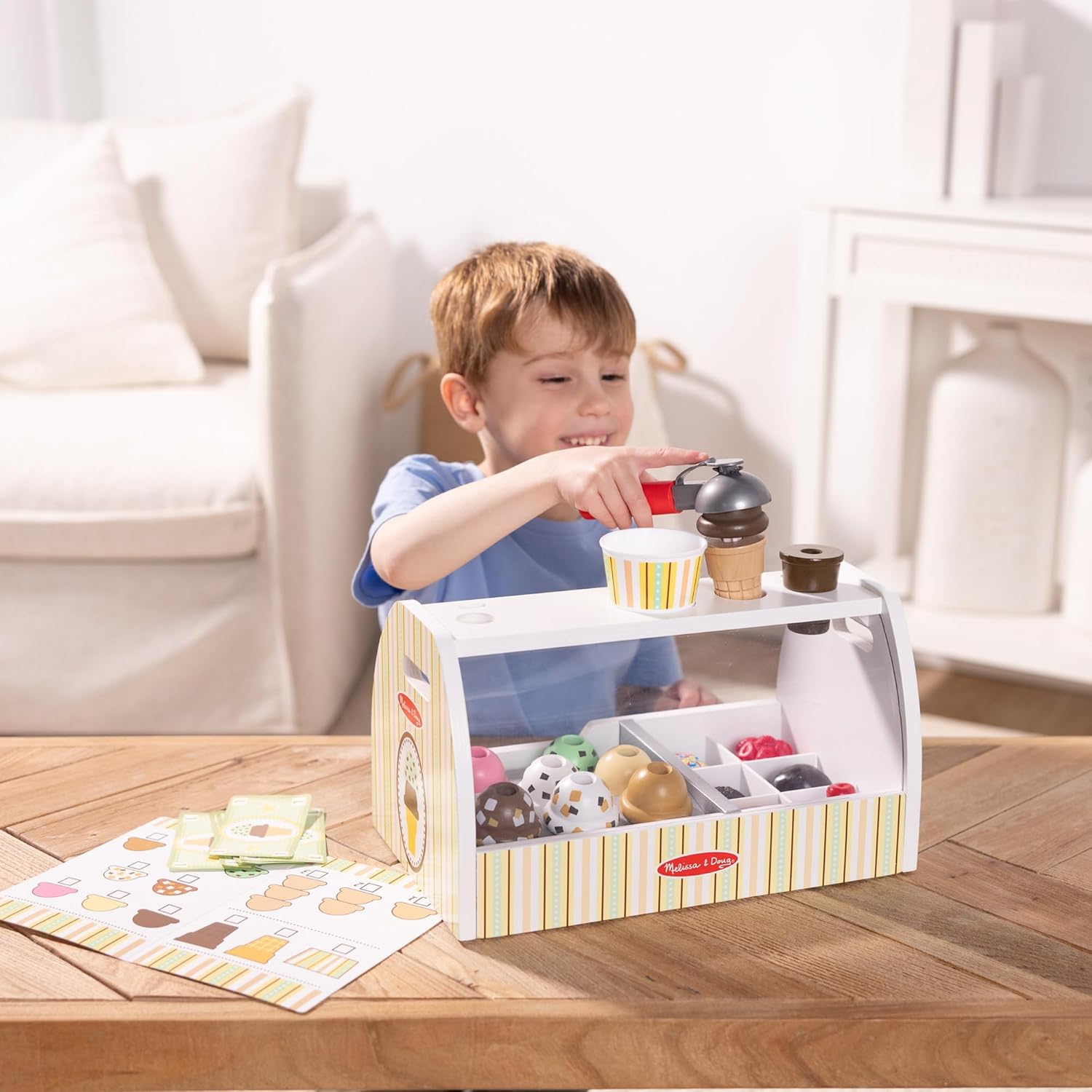 Melissa & Doug Eisdiele aus Holz - 28-teiliges Spielset zum Portionieren und Servieren von 8 Sorten Eiscreme in Eistüten oder im Eisbecher, Spielgeld inklusive, für Kinder ab 3 Jahren