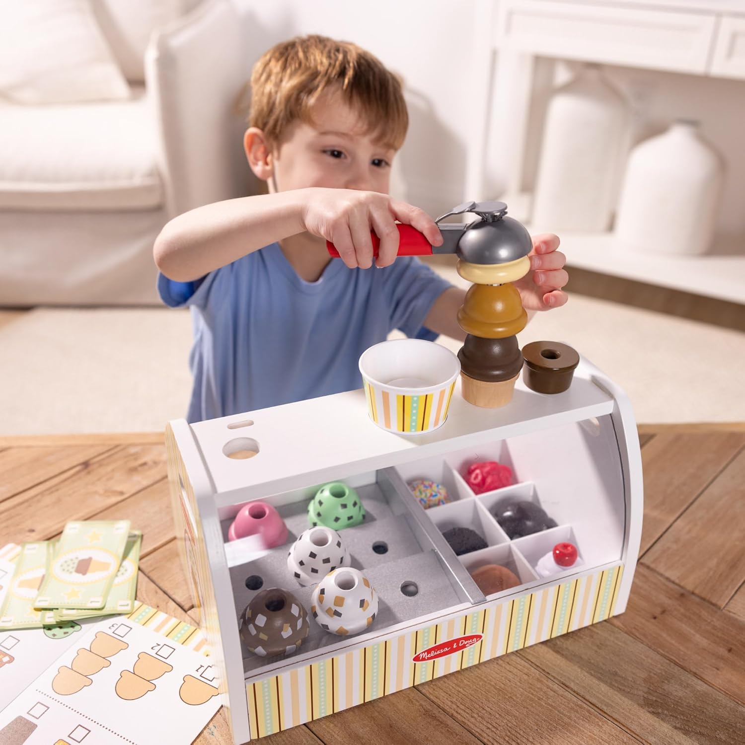 Melissa & Doug Eisdiele aus Holz - 28-teiliges Spielset zum Portionieren und Servieren von 8 Sorten Eiscreme in Eistüten oder im Eisbecher, Spielgeld inklusive, für Kinder ab 3 Jahren