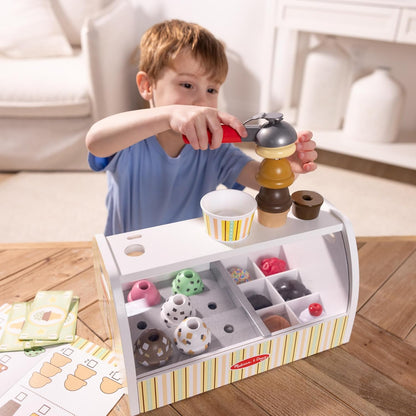 Melissa & Doug Eisdiele aus Holz - 28-teiliges Spielset zum Portionieren und Servieren von 8 Sorten Eiscreme in Eistüten oder im Eisbecher, Spielgeld inklusive, für Kinder ab 3 Jahren