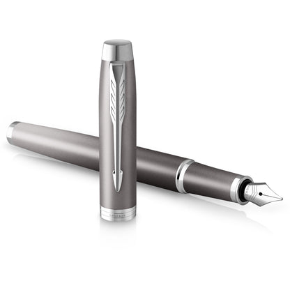 Parker Penna stilografica IM Writing Rituals, finitura grigia con sfumatura, puntale cromato, punta media, inchiostro blu, confezione regalo