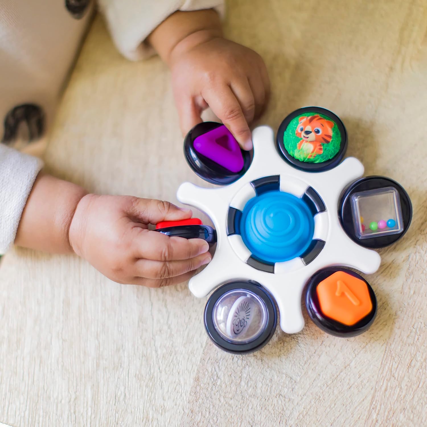 Baby Einstein, Sonajero y mordedor Curiosity Clutch Twist & Pop Juguete sensorial y Educativo para el Descubrimiento de Texturas, Colores, Formas y Sonidos, sin bisfenol, a Partir de 3 Meses