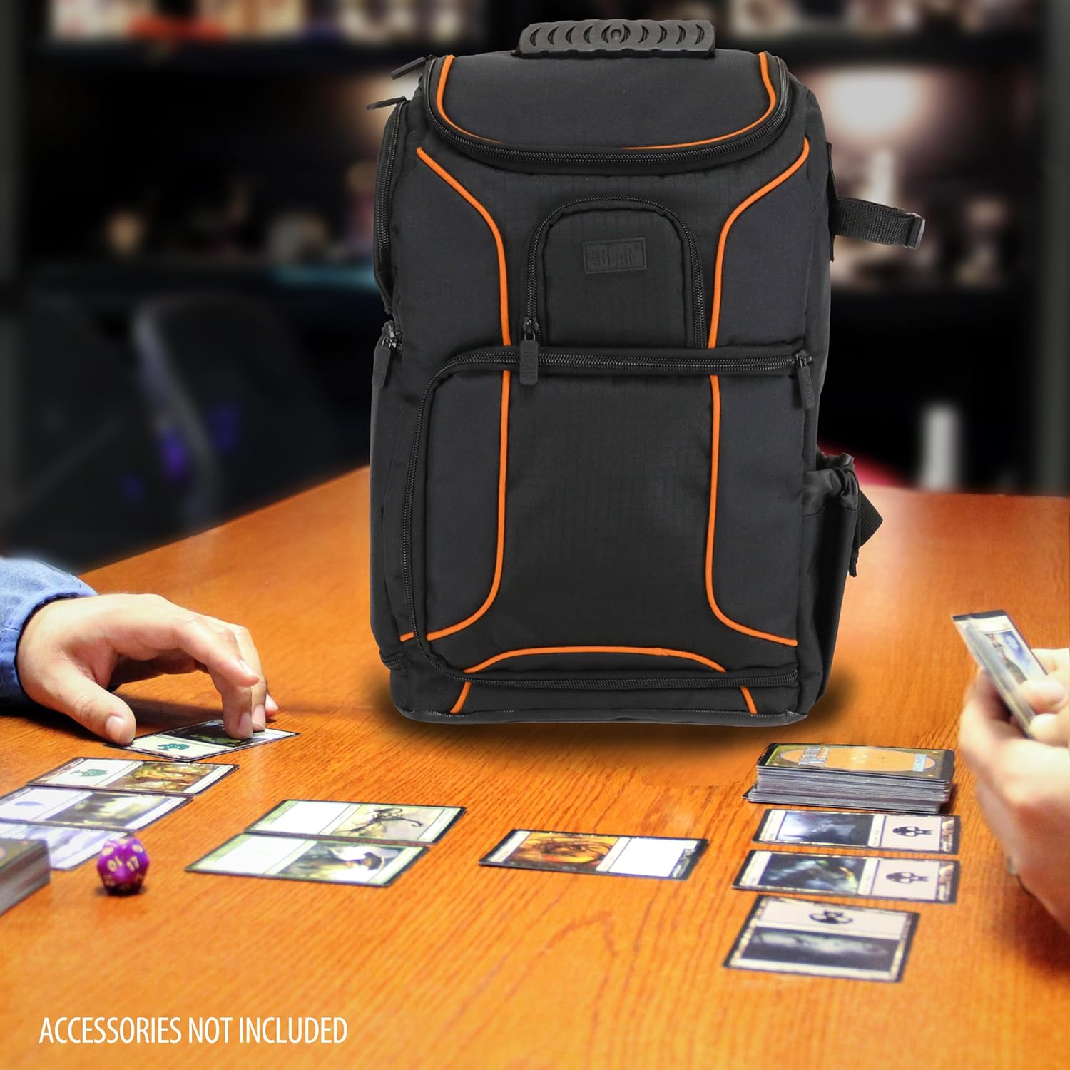 USA Gear MTG-Rucksack, Kompatibel mit Magic the Gathering, MTG-Deck und mehr - TCG-Rucksack Tasche mit Schultergurten, anpassbaren Trennwänden, TCG-Spielmattenhalter, Ordnerfach (Orange