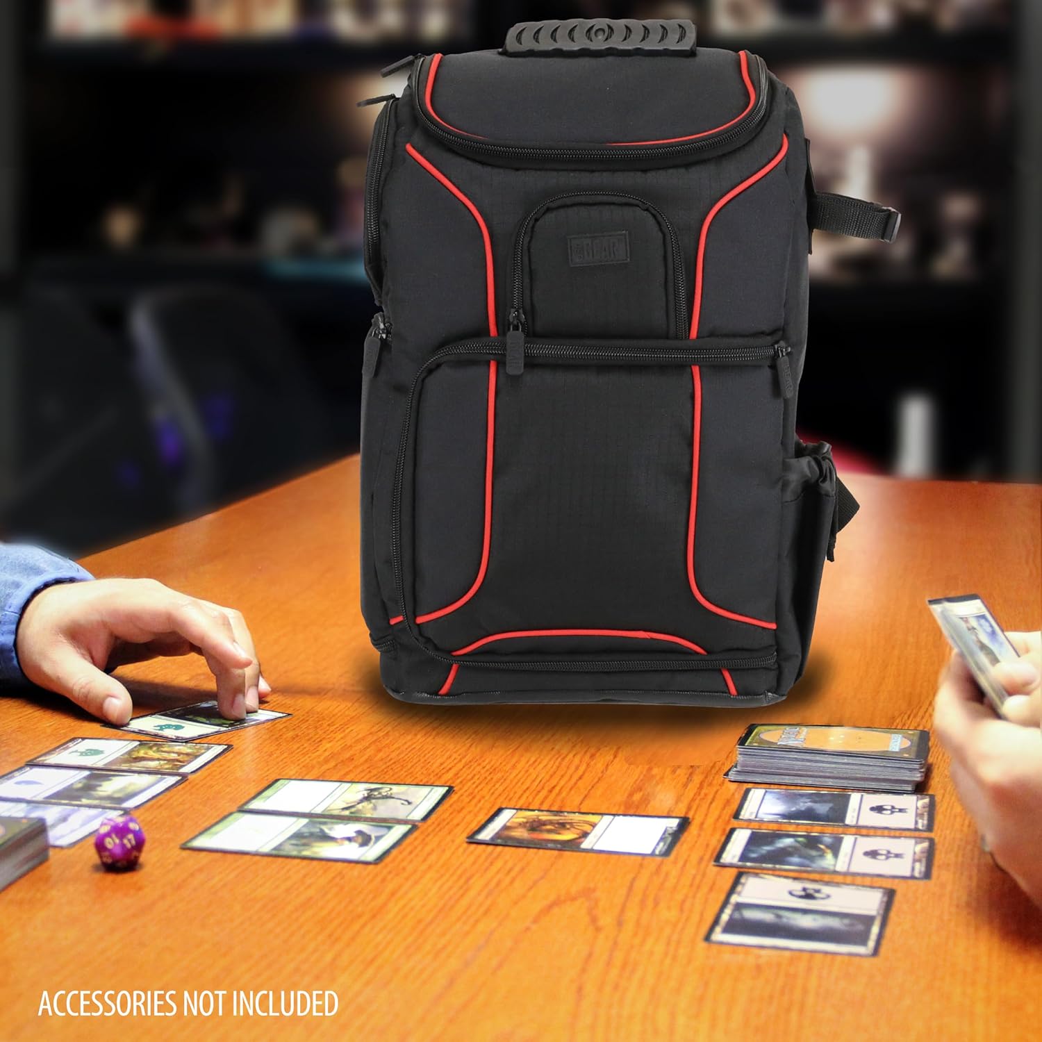 USA Gear MTG-Rucksack, Kompatibel mit Magic the Gathering, MTG-Deck und mehr - TCG-Rucksack Tasche mit Schultergurten, anpassbaren Trennwänden, TCG-Spielmattenhalter, Ordnerfach (Rot