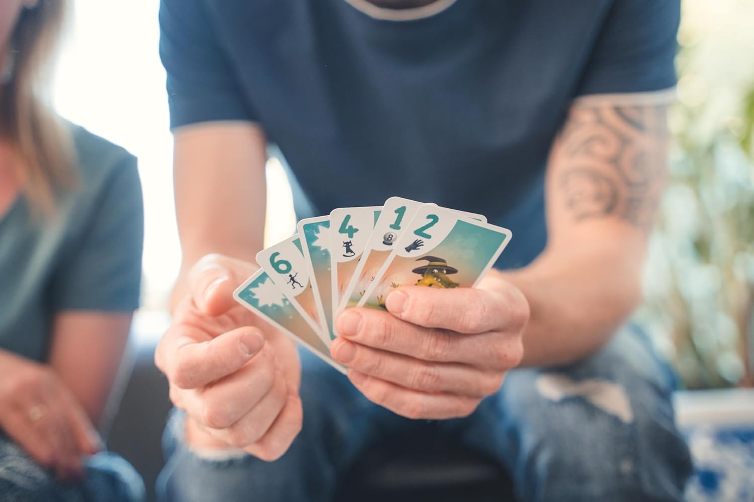 Brain Games – Zing A ZAM – Playing Card Games – Magic Trick Game with a Unique Touch: Players Can't See Their Own Cards – Ages 6 and Above – 2 to 5 Players – 20 Min