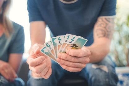 Brain Games – Zing A ZAM – Playing Card Games – Magic Trick Game with a Unique Touch: Players Can't See Their Own Cards – Ages 6 and Above – 2 to 5 Players – 20 Min