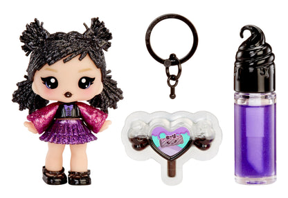 Yummiland Lip Gloss Doll: Sour Sweeties - Blake Drop - Inclusief 1 pop, DIY Lip Gloss + Afneembare Sleutelhanger, Cosmetisch Spel, Verzamelbaar, Geschikt voor Kinderen vanaf 4 jaar