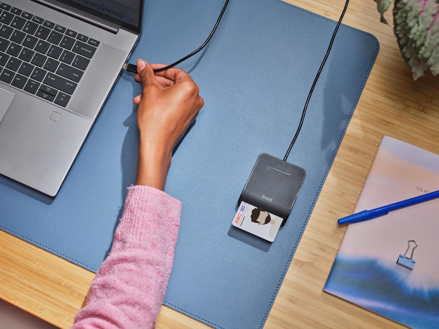 Trust Primo USB-C Smart ID Card Reader DNI, FIPS 201 / TAA and ISO 7816 Class A/B/C Compliant, 100cm Cable, Secure Login, USB Card Reader Compatible with Windows/Mac, Personal Identification