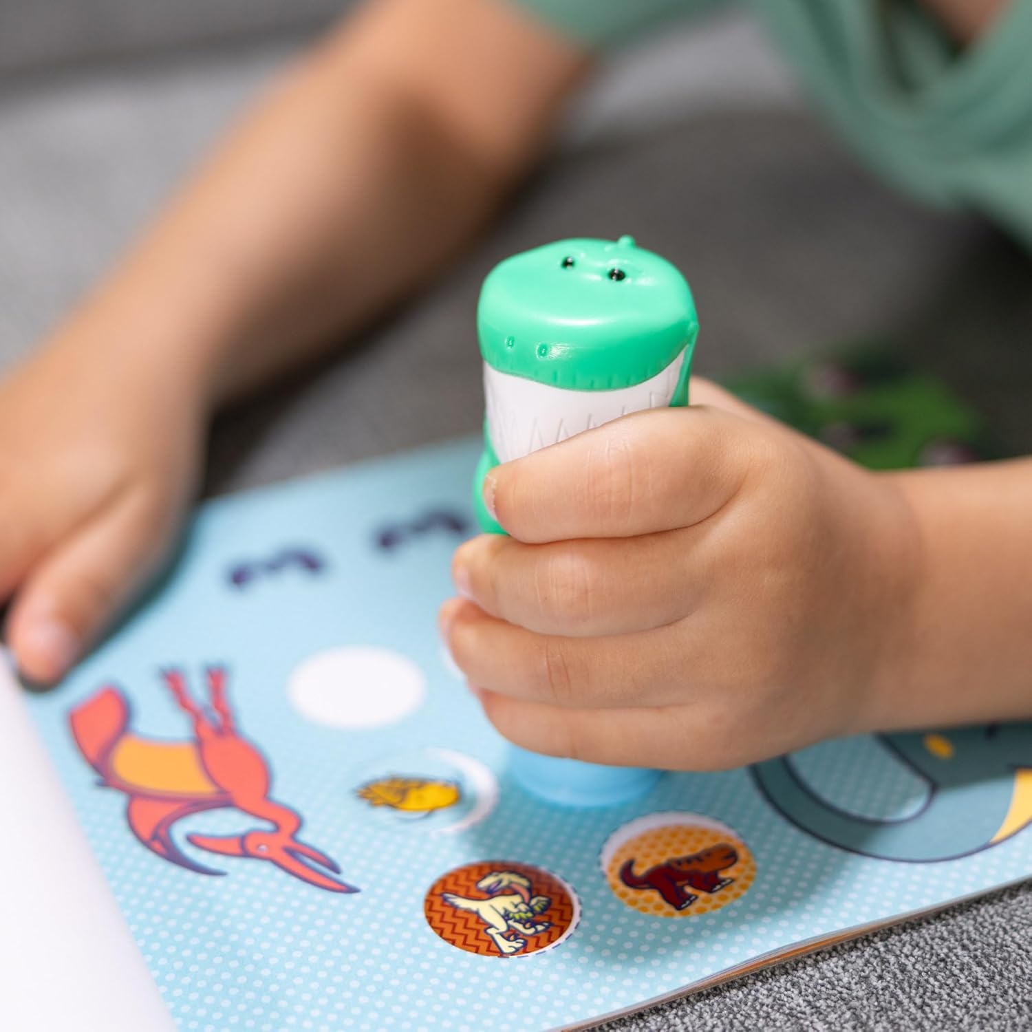 Melissa & Doug - Sticker Wow! Estampador de Pegatinas Infantiles Forma de Dinosaurio: 24 Páginas Actividades y 300 Stickers Infantiles - Manualidades Niños - Regalo Niño 3 Años + - Certificados FSC