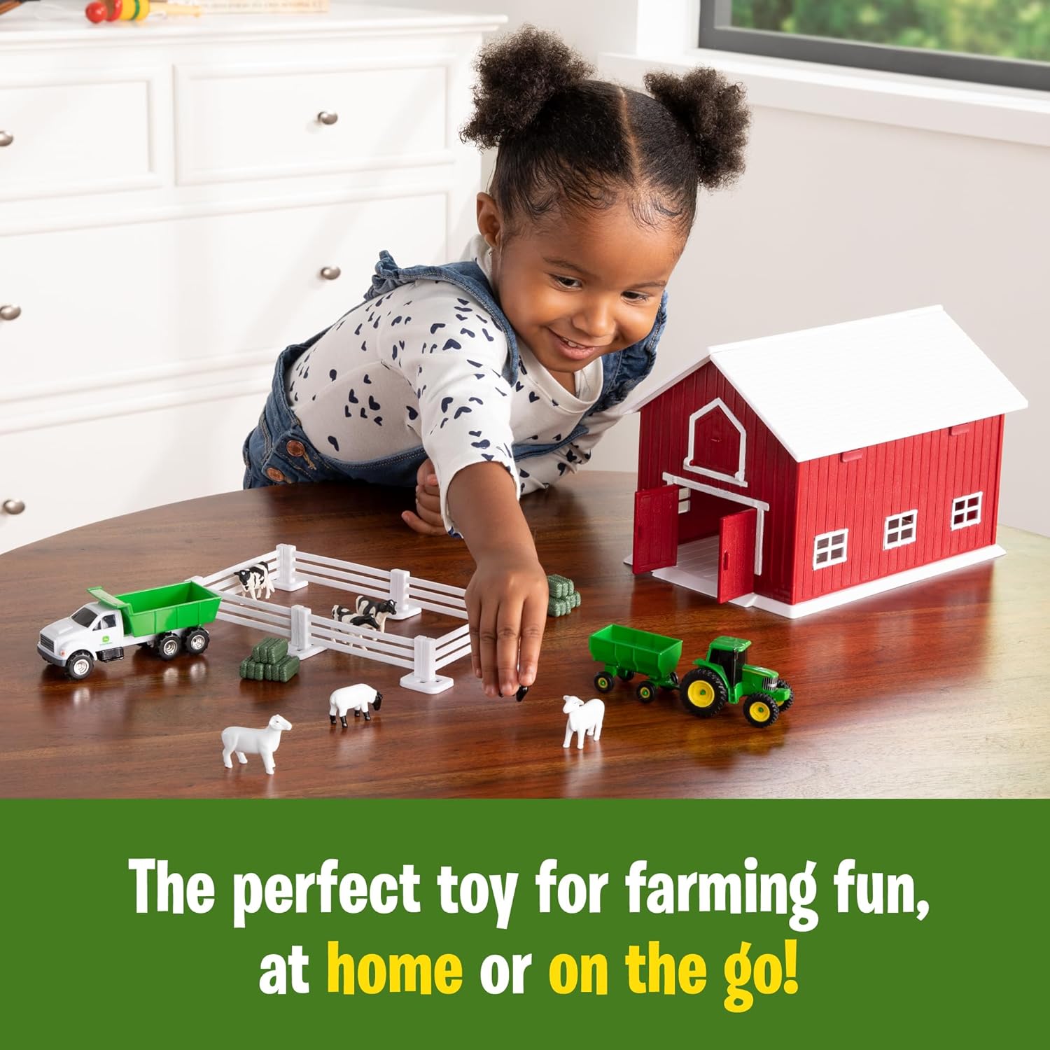 John Deere - Juguete británico de 24 Piezas con Animales de Granja, vehículos y Granero Rojo (Escala 1:64), Granero con asa integrada para Almacenamiento, Juguete Infantil de 3 años y +.