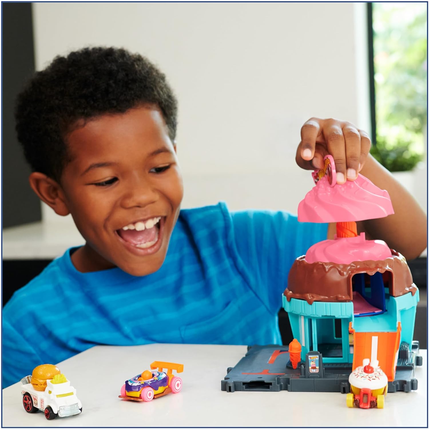Hot Wheels Let's Race Netflix - City Track Set with 1 Hot Wheels Car, Track Play that Connects to Other Sets, Ice Cream Shop Playset, HTN77