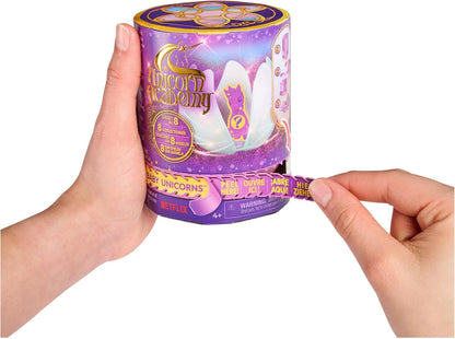 Unicorn Academy Baby-Einhorn Sammelfigur - Überraschungs Einhorn in magischer Blüte zum Spielen und Sammeln, passend zur beliebten Netflix-Serie, für Kinder ab 4 Jahren, sortierter Artikel