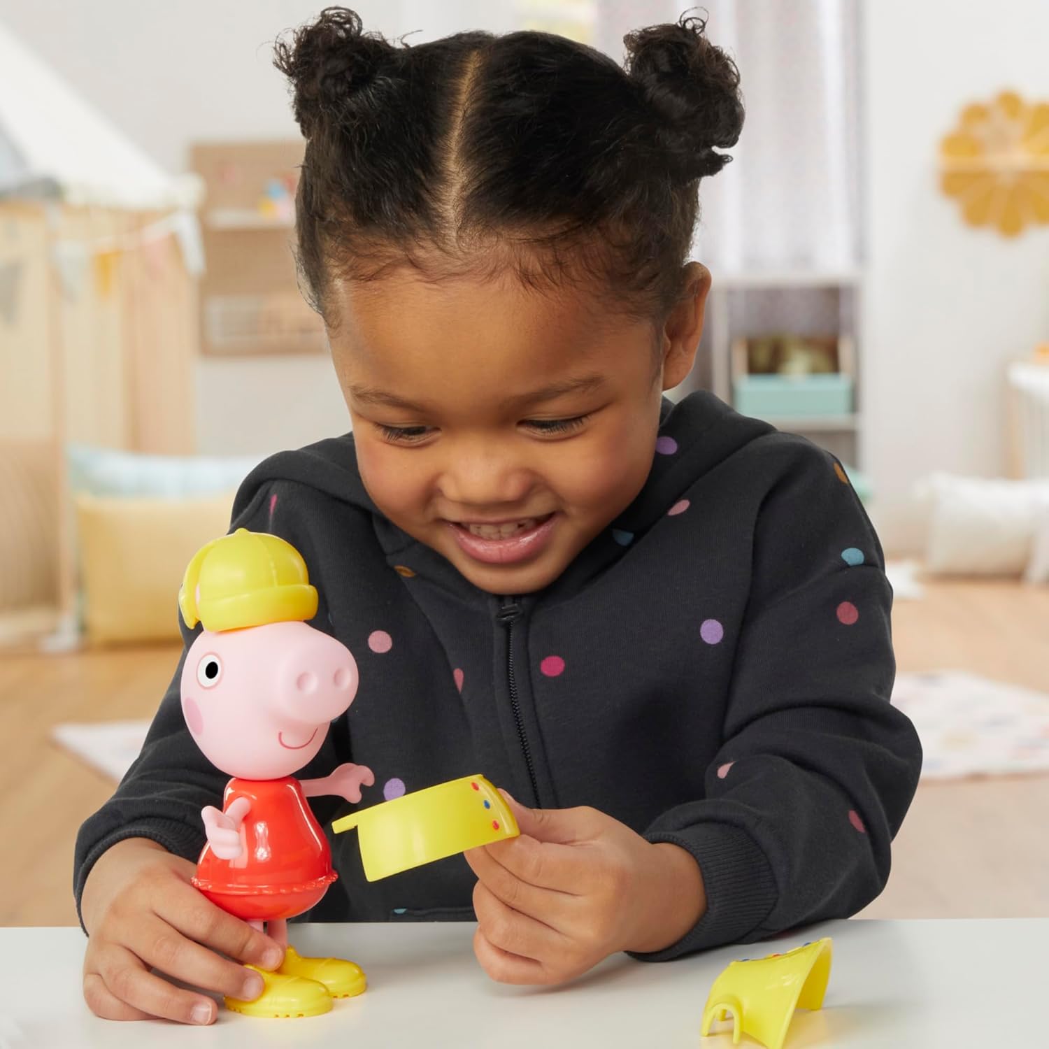 Peppa Pig Dress-Up Figure, 15 cm Doll with 6 Rain & Snow Fashion Accessories, Mix and Match Outfits for Weather Play, Toys for Children Ages 3+, Creative Role Playing Toy Set Present For Girls & Boys