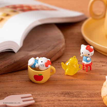 Hello Kitty, 1 Figure 4.5 cm and Accessories in a Transparent Box, Big Apple Workshop Series, Random Model, for Children from 3 Years, HKT39