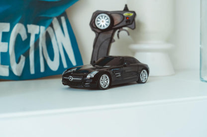 Carson 500404310 1:24 Mercedes Benz SLS AMG 2.4G 100% RTR schwarz - Ferngesteuertes Auto, LED-Beleuchtung, RC Auto, RC Fahrzeug, RC Auto 1:24, Ferngesteuertes Spielzeug