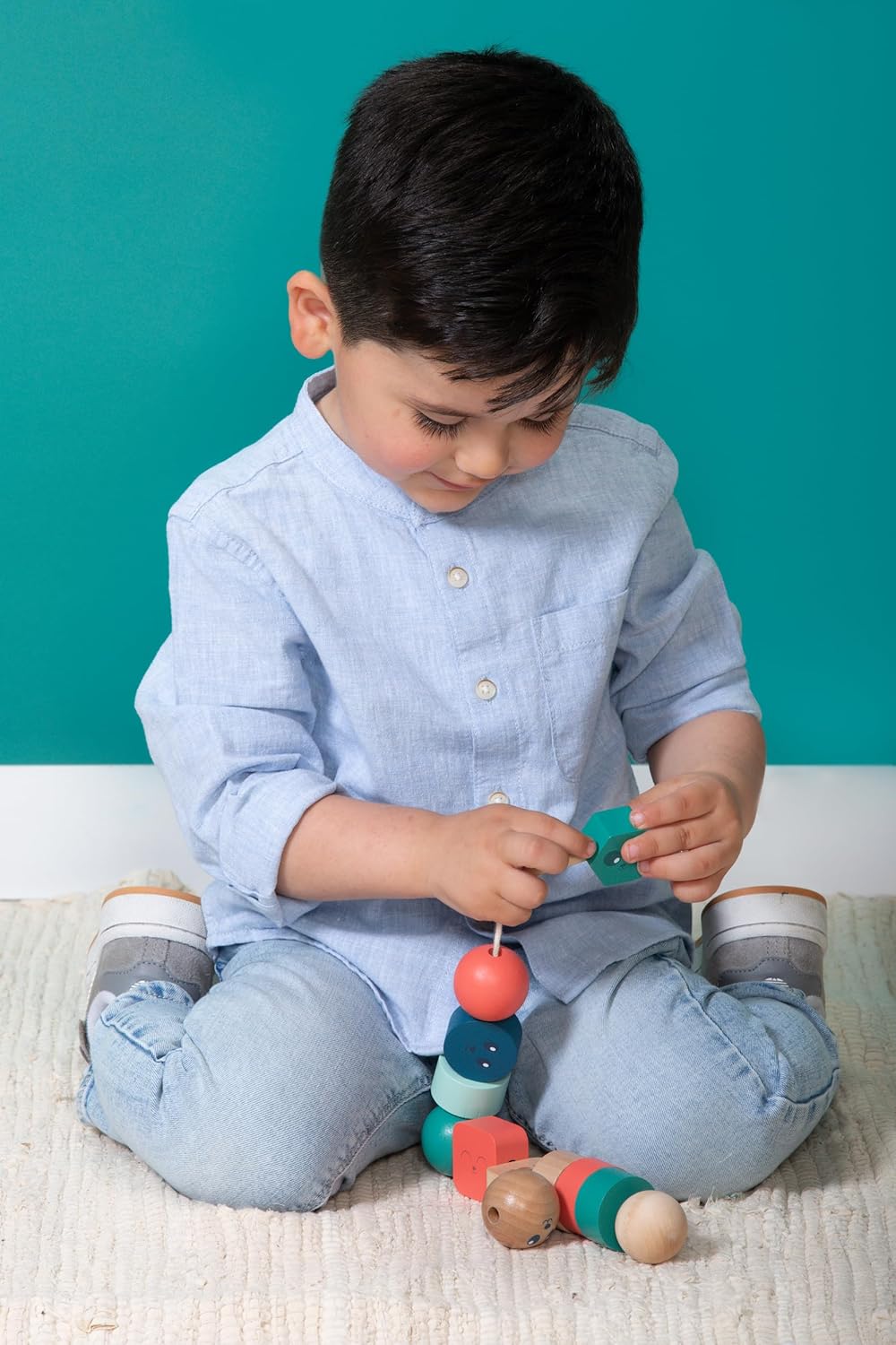 Junior GA533 Beads - 12 Large Wooden Beads with 1 Rope, Stimulates Fine Motor Skills, Creativity and Hand Eye Coordination