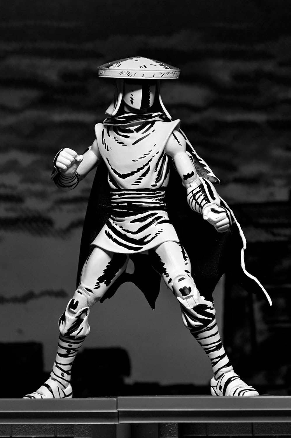 Elite Guard Black & White Version Scale Action Figur 18 cm Teenage Mutant Ninja Turtles Mirage Comics