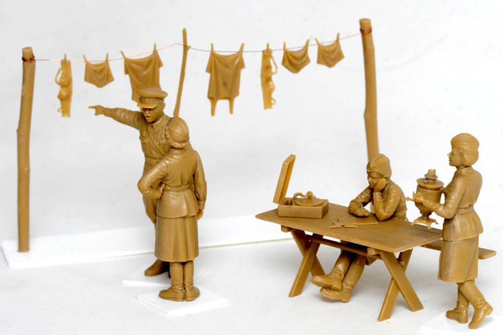 ICM 1:35 - Soviet Military Servicewoman (1939-42) 4 Figs