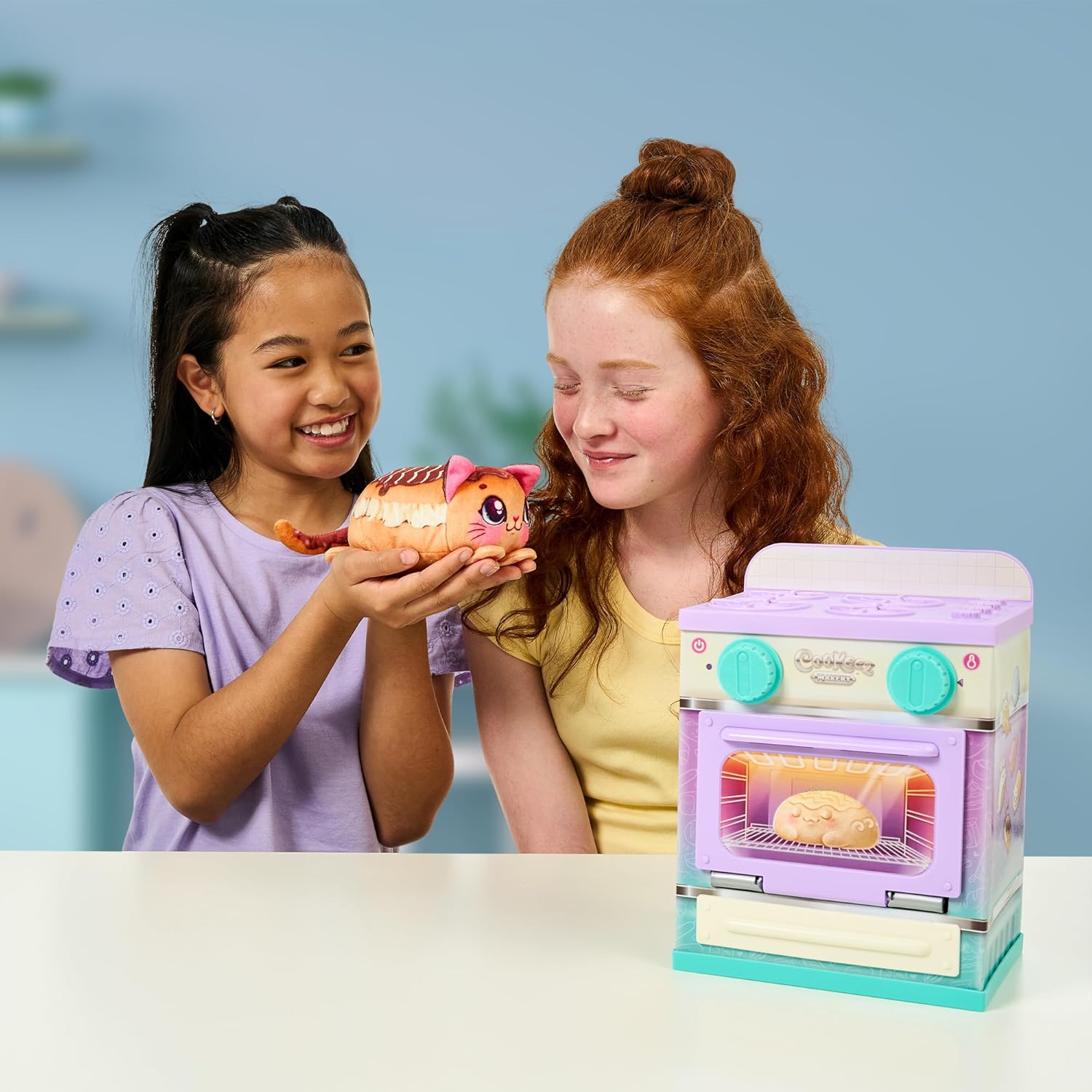 COOKEEZ MAKERY Lil' Bakez - Ovenspeelset "Knuffel Creations": meng de ingrediënten en bak een dierlijke pluche verrassing met heerlijke geur - 6 geurende knuffelvrienden om te verzamelen