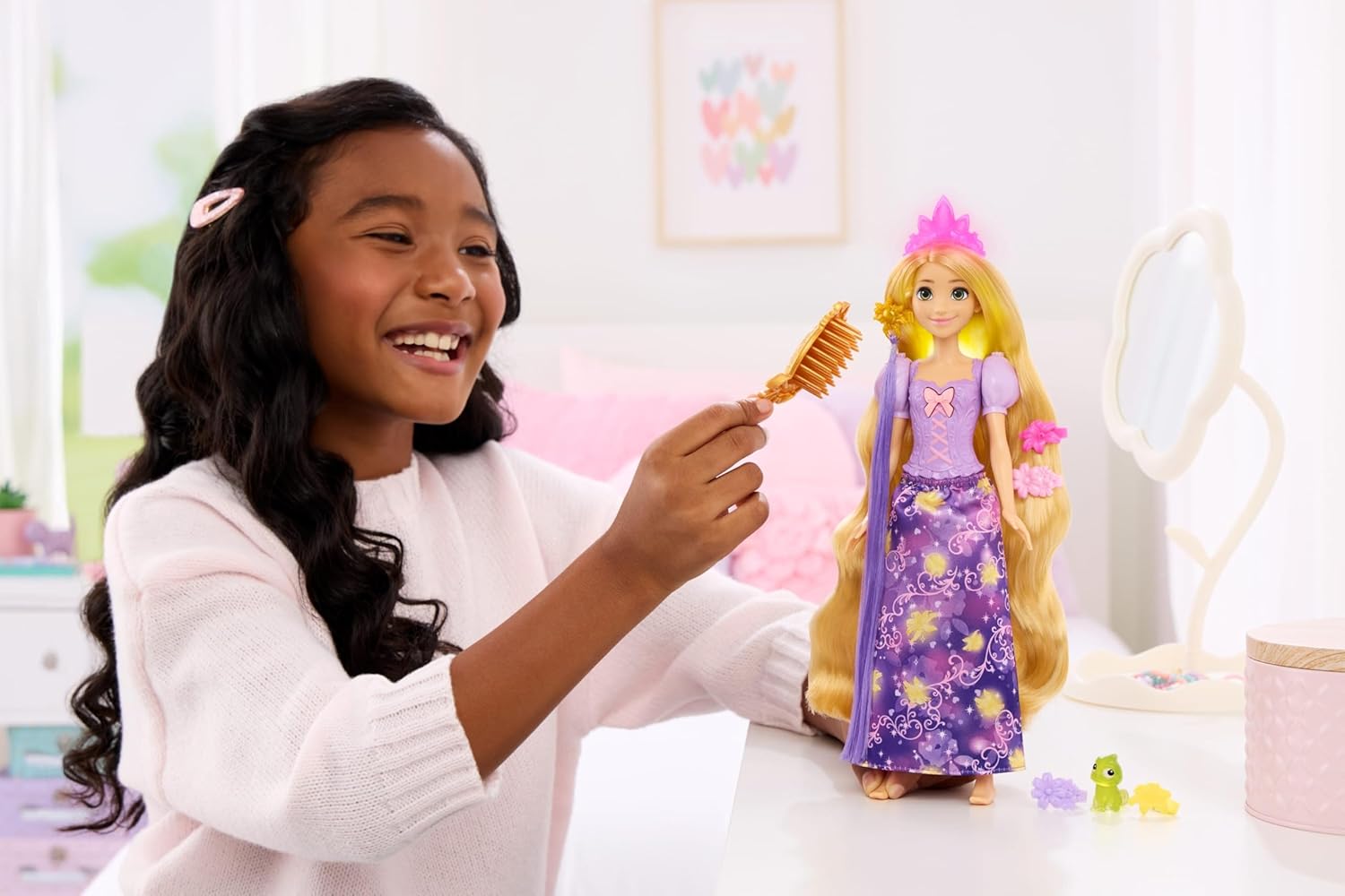 Mattel Disney Prinses Rapunzel Modepop met oplichtend haar en 4 extra manieren om te stralen, Pascal figuur en 7 stylingsaccessoires, geïnspireerd op de film Tangled, JHL46