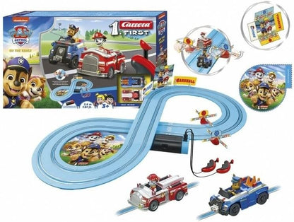 Carrera First PAW Patrol, On The Track, speelbaan met Chase & Marshall, kindvriendelijke handregelaar, 2,4 meter afstand en interactieve elementen, voor klein raceplezier en avontuur