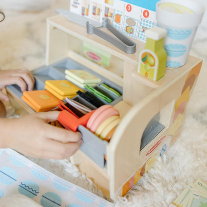 Melissa & Doug - Comptoir À Sandwichs 56 Pièces - Sandwicherie avec Accessoires - Jeu Imitation - Jouet en Bois - Jouet D'Activité, De Développement Et d'apprentissage - Cadeau Enfant 3 Ans Et +