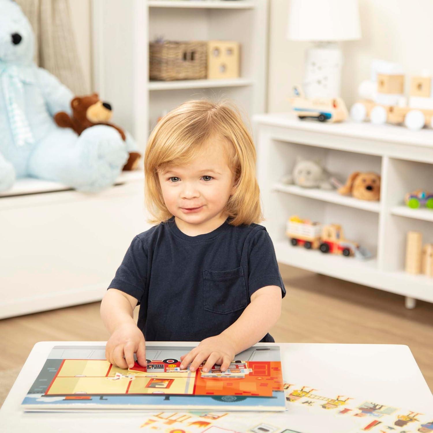Melissa & Doug Libro Adesivi Attacca e Stacca - Album Stickers Riutilizzabili Città, Negozio, Ristorante, Caserma dei Pompieri, Giochi Creativi da Viaggio, Idea Regalo per Bambini, 3+ Anni