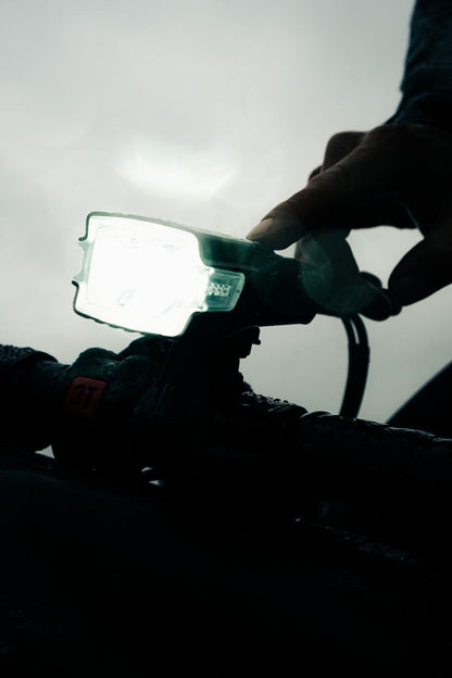 ZEFAL Supervision Éclairage LED - Lumière Velo - Lampe Velo LED Puissantes Rechargeable USB-C - Éclairage Avant de Vélo Ville et Loisirs