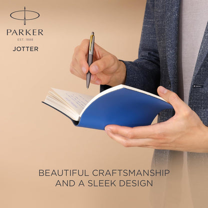 Parker Jotter Penna a Sfera | Laccatura Grigia con Pennino Dorato | Punta Media | Ricarica di Inchiostro Blu | Confezione Regalo | Regali di Laurea Perfetti