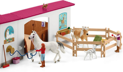 SCHLEICH HORSE CLUB | Maneggio Peppertree 42639 | con ostacoli, paddock e tanti accessori | regalo perfetto per bambine e bambini | cavalli giocattolo dai 5 anni | set da 179 pezzi