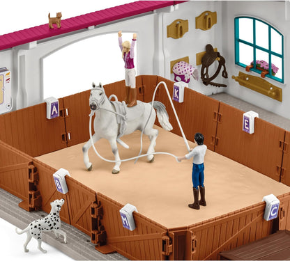 SCHLEICH HORSE CLUB | Maneggio Peppertree 42639 | con ostacoli, paddock e tanti accessori | regalo perfetto per bambine e bambini | cavalli giocattolo dai 5 anni | set da 179 pezzi