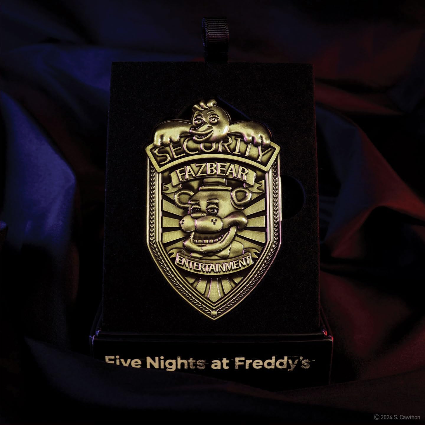 FaNaTtik Five Nights at Freddy's Limitierter Security Badge – Replica Ausweis, Antikmessing, 90x55mm, Nummeriert, Weltweit auf 5.000 Stück Limitiert, Mit Clip & Präsentationsbox