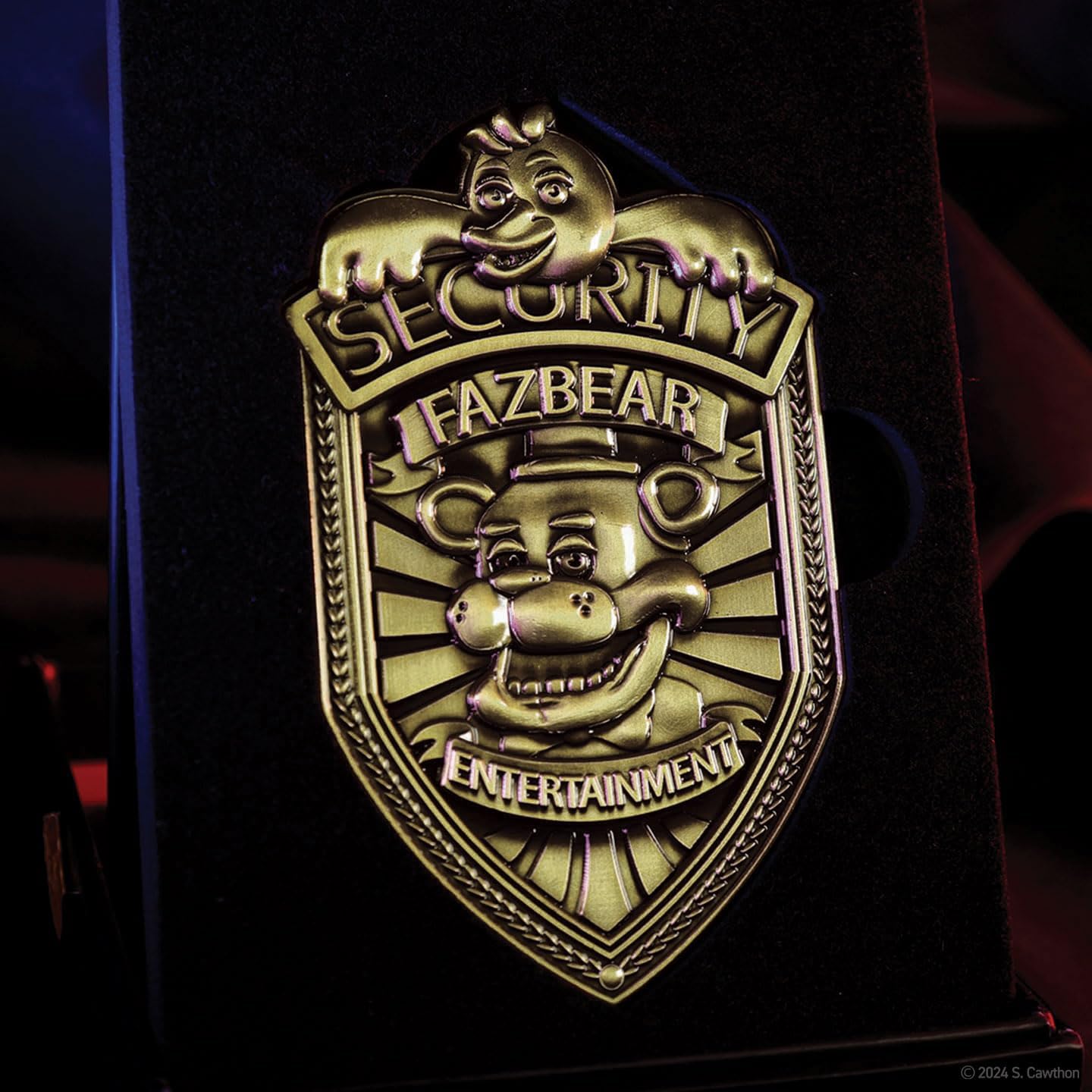 FaNaTtik Five Nights at Freddy's Limitierter Security Badge – Replica Ausweis, Antikmessing, 90x55mm, Nummeriert, Weltweit auf 5.000 Stück Limitiert, Mit Clip & Präsentationsbox