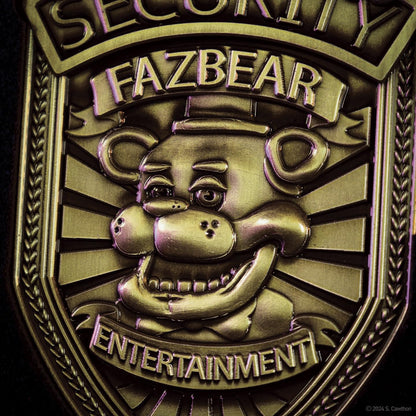 FaNaTtik Five Nights at Freddy's Limitierter Security Badge – Replica Ausweis, Antikmessing, 90x55mm, Nummeriert, Weltweit auf 5.000 Stück Limitiert, Mit Clip & Präsentationsbox