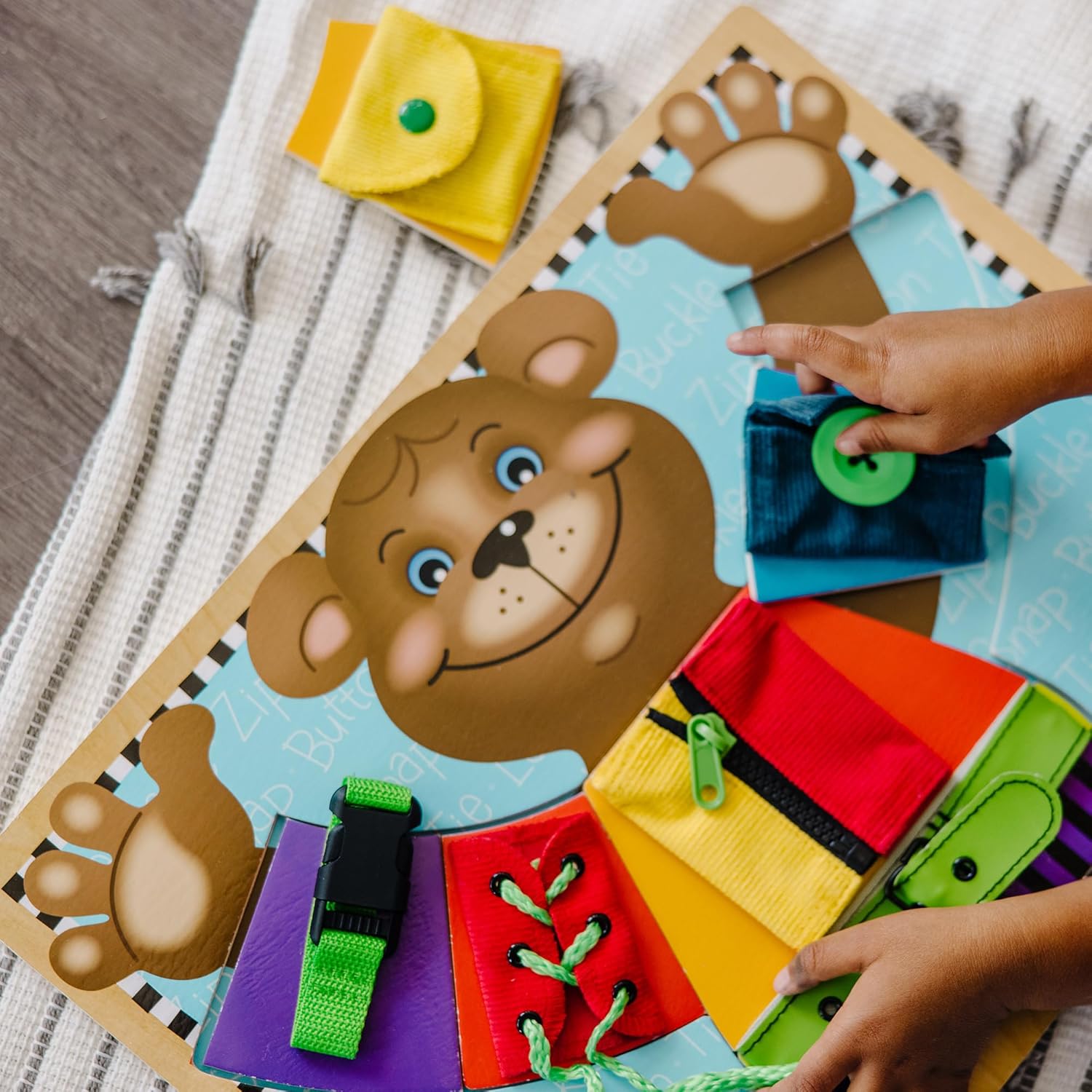 Melissa & Doug Planche D’Aptitudes, Planche d'activitées Montessori, Jouet éducatif en Bois, Busy Board, Jouet de développement et d'apprentissage précoce, Cadeau pour garçons et Filles de 2-5 Ans