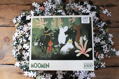 Barbo Toys - Mumins Puzzel Green Art – Mumin puzzel 1000 stukjes – puzzel voor volwassenen met illustraties uit de Mumin Tal – kleurrijke afbeeldingen van de Mumin-trol 70 cm x 50 cm