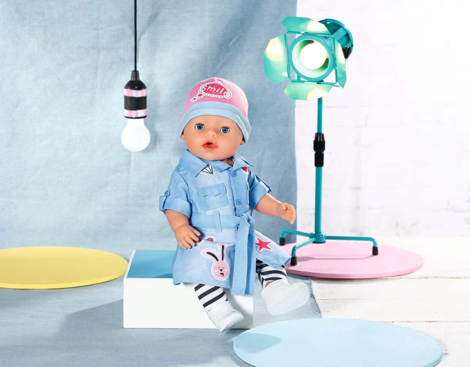 BABY born BABY born Zapf Creation 835258 BABY born Deluxe Jeans Kleid 43cm - Puppenkleidung Set mit Puppenkleid, gestreifter Leggings, rosa Mütze und Schuhen.