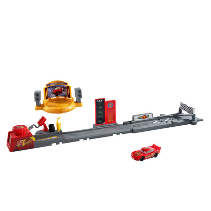 Mattel Disney en Pixar Cars Speelset, Piston Cup Jump en Stunt Startbaan met Bliksem McQueen voertuig, meer dan 50 cm lang, 2 manieren om te spelen, JDJ02