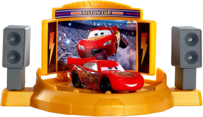 Mattel Disney en Pixar Cars Speelset, Piston Cup Jump en Stunt Startbaan met Bliksem McQueen voertuig, meer dan 50 cm lang, 2 manieren om te spelen, JDJ02