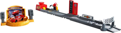 Mattel Disney en Pixar Cars Speelset, Piston Cup Jump en Stunt Startbaan met Bliksem McQueen voertuig, meer dan 50 cm lang, 2 manieren om te spelen, JDJ02