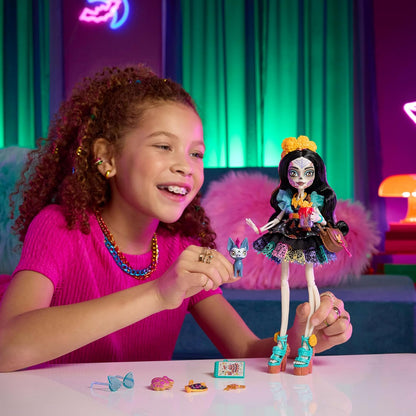 Monster High-Puppe Skelita Calaveras in farbenfrohem Papel-Picado-Kleid mit Hündchen Candelita und 7 Zubehörteilen wie Zeichenblock, Snack und Umhängetasche, JHK34