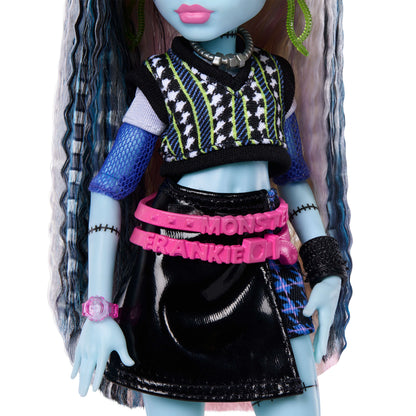 Monster High Pop, Frankie Stein in korte sweater en zwarte rok van kunstleer, met hondje Watzie en 7 accessoires, zoals een koptelefoon, riemtas en snacks, JHK31