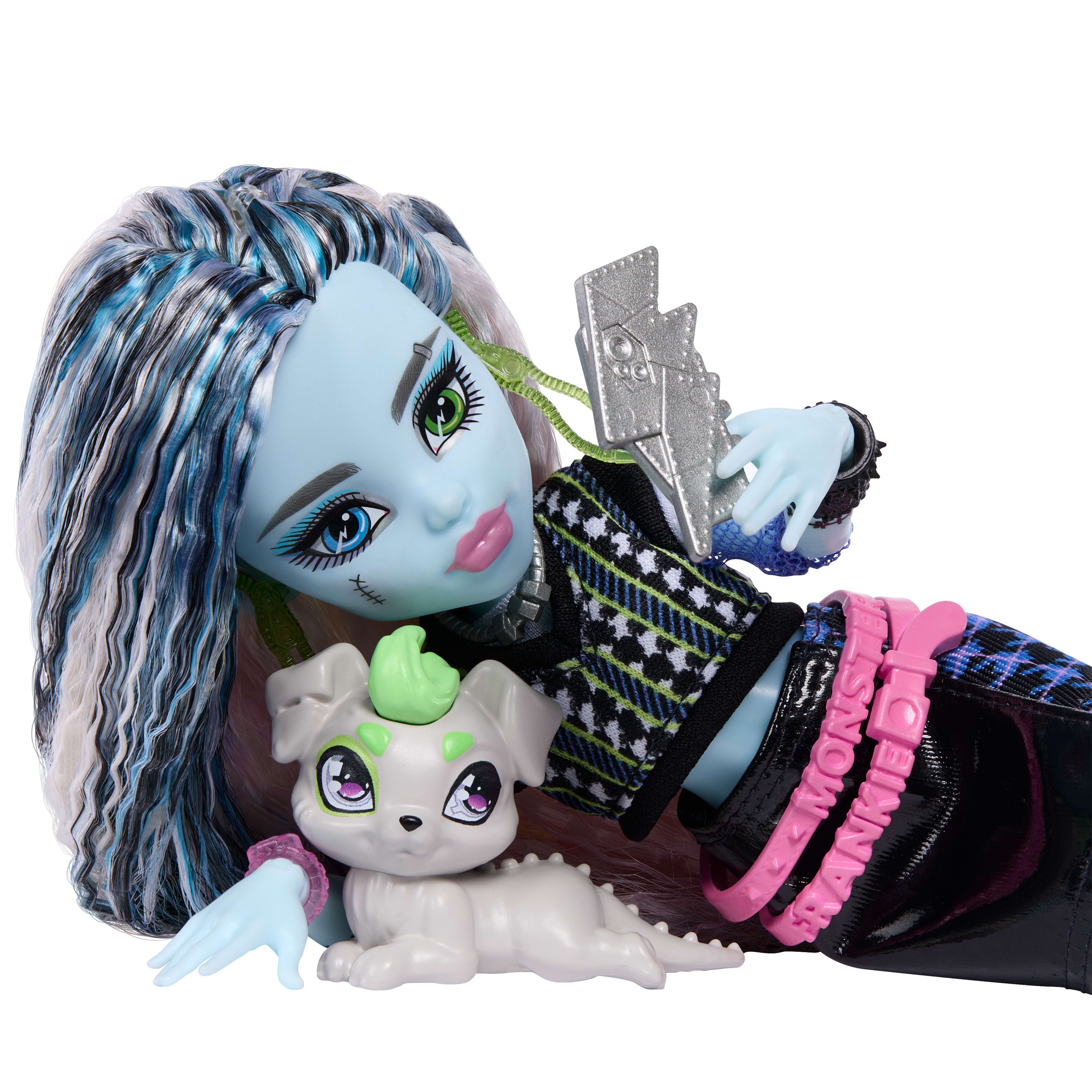 Monster High Pop, Frankie Stein in korte sweater en zwarte rok van kunstleer, met hondje Watzie en 7 accessoires, zoals een koptelefoon, riemtas en snacks, JHK31