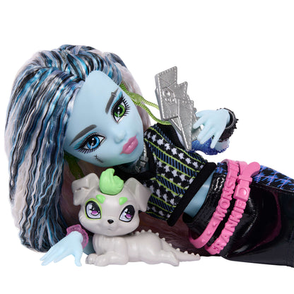 Monster High Pop, Frankie Stein in korte sweater en zwarte rok van kunstleer, met hondje Watzie en 7 accessoires, zoals een koptelefoon, riemtas en snacks, JHK31