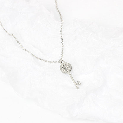 Lightweight Design, Luxury, Niche, European and American Jewelry, Luxury Light, Wild Temperament Necklace, Luxury Diamond Key Pendant, Plastic