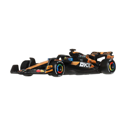 Hot Wheels Formel 1 McLaren Oscar Piastri #81, Premium Die-Cast-Rennauto im Maßstab 1:64, Sammelspielzeug mit Real Riders-Reifen sowie Metall/Metall-Karosserie und Fahrgestell, JKD81