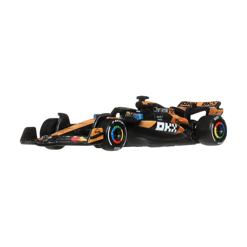 Hot Wheels Formel 1 McLaren Oscar Piastri #81, Premium Die-Cast-Rennauto im Maßstab 1:64, Sammelspielzeug mit Real Riders-Reifen sowie Metall/Metall-Karosserie und Fahrgestell, JKD81