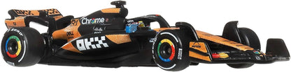 Hot Wheels Formel 1 McLaren Oscar Piastri #81, Premium Die-Cast-Rennauto im Maßstab 1:64, Sammelspielzeug mit Real Riders-Reifen sowie Metall/Metall-Karosserie und Fahrgestell, JKD81